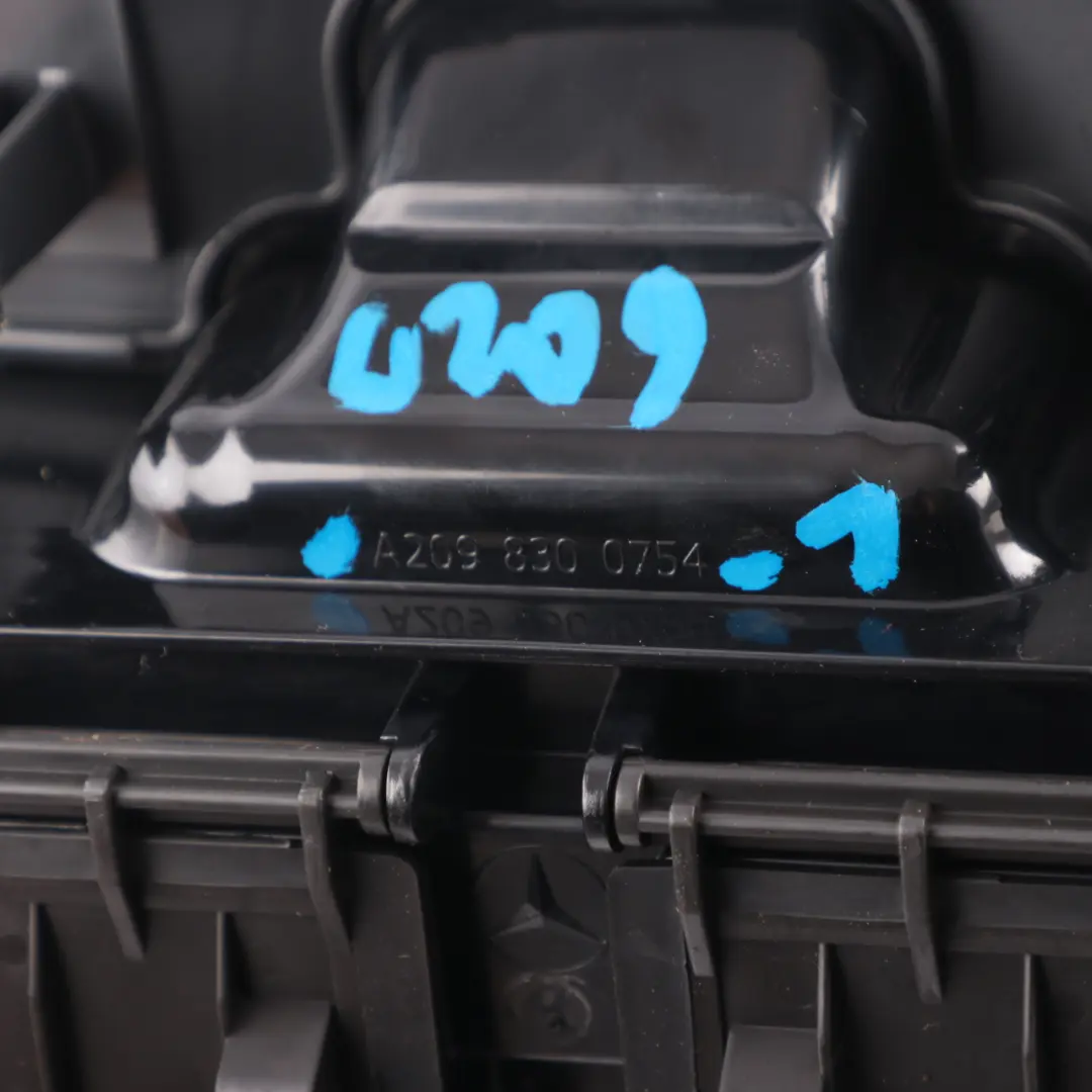 Couvercle bouche d'air centre tableau bord pour Mercedes CLK C209 à propos du numéro de pièce A2098300754 Mercedes CLK C209 Couvercle bouche d'air centre tableau bord - SKU A2098300754-1 - Numéro de pièce A2098300754