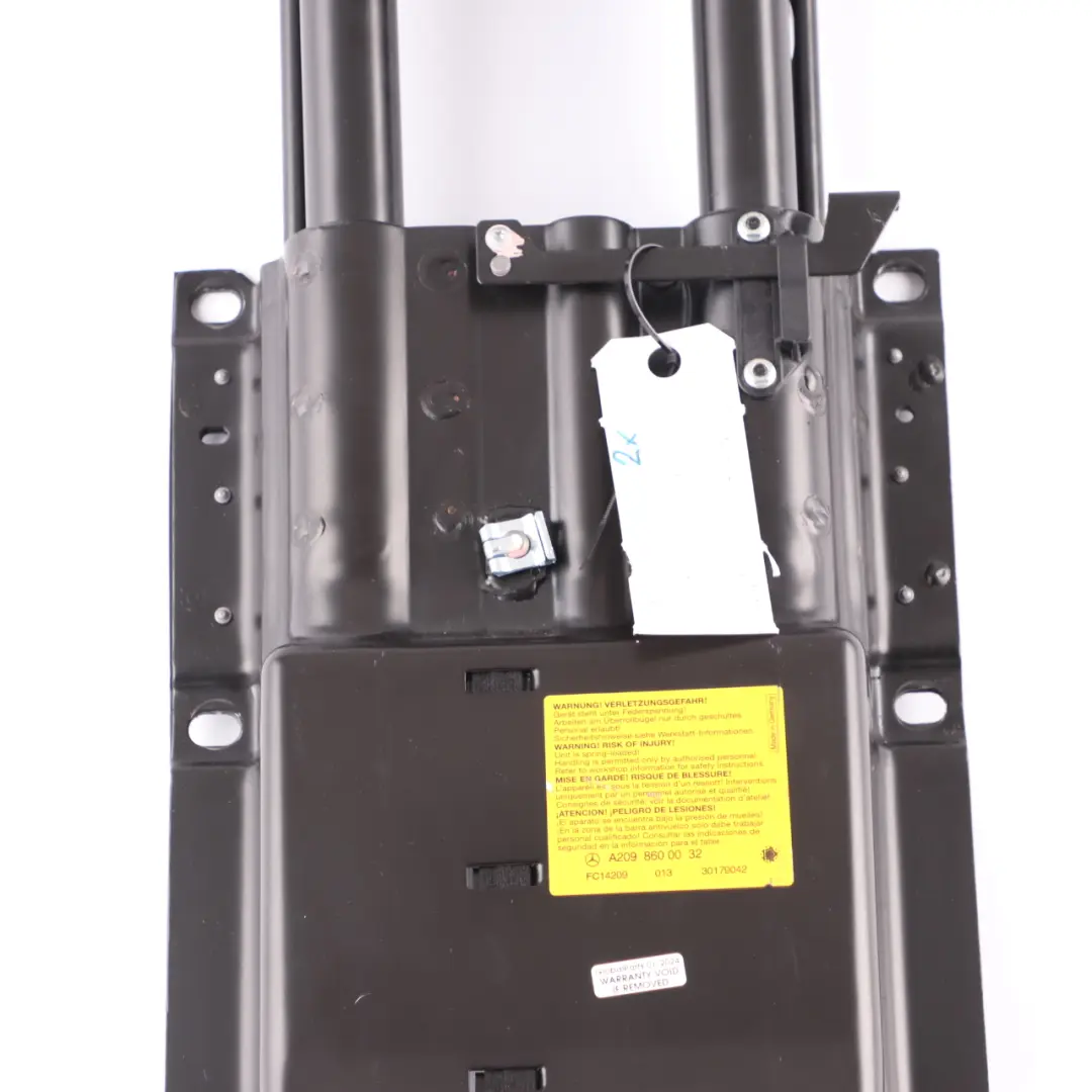 Poggiatesta posteriore Poggiatesta Roll Over Bar per Mercedes W209 Cabrio A209 con numero di parte A2098600032 Mercedes W209 Cabrio A209 Poggiatesta posteriore Poggiatesta Roll Over Bar - SKU A2098600032-1 - Numero di parte A2098600032