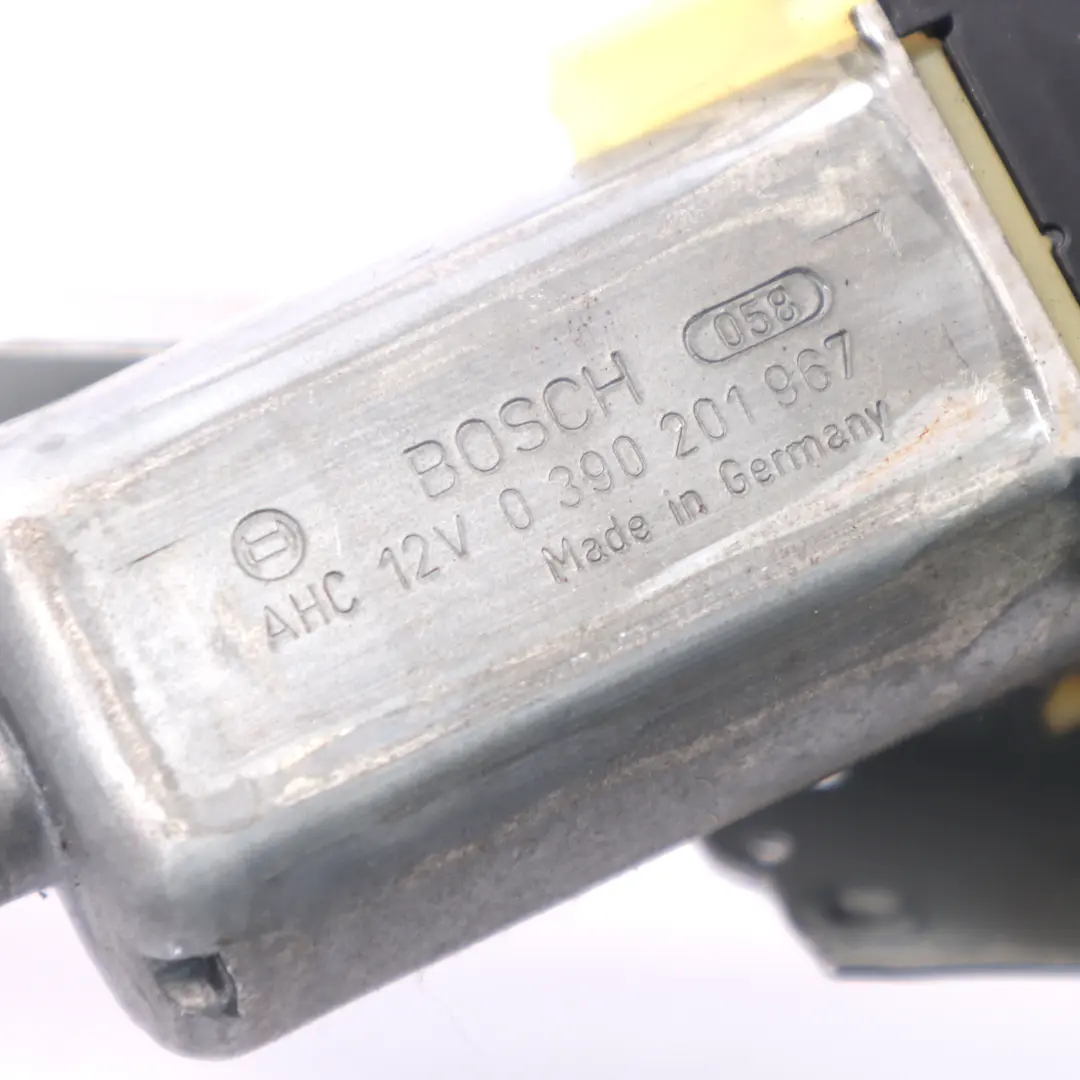 Sicherheitsgurt Zuführungs motor Übergabearm links für Mercedes CLK W209 mit Teilenummer A2098600182 Mercedes CLK W209 Sicherheitsgurt Zuführungs motor Übergabearm links - SKU A2098600182 - Teilenummer A2098600182