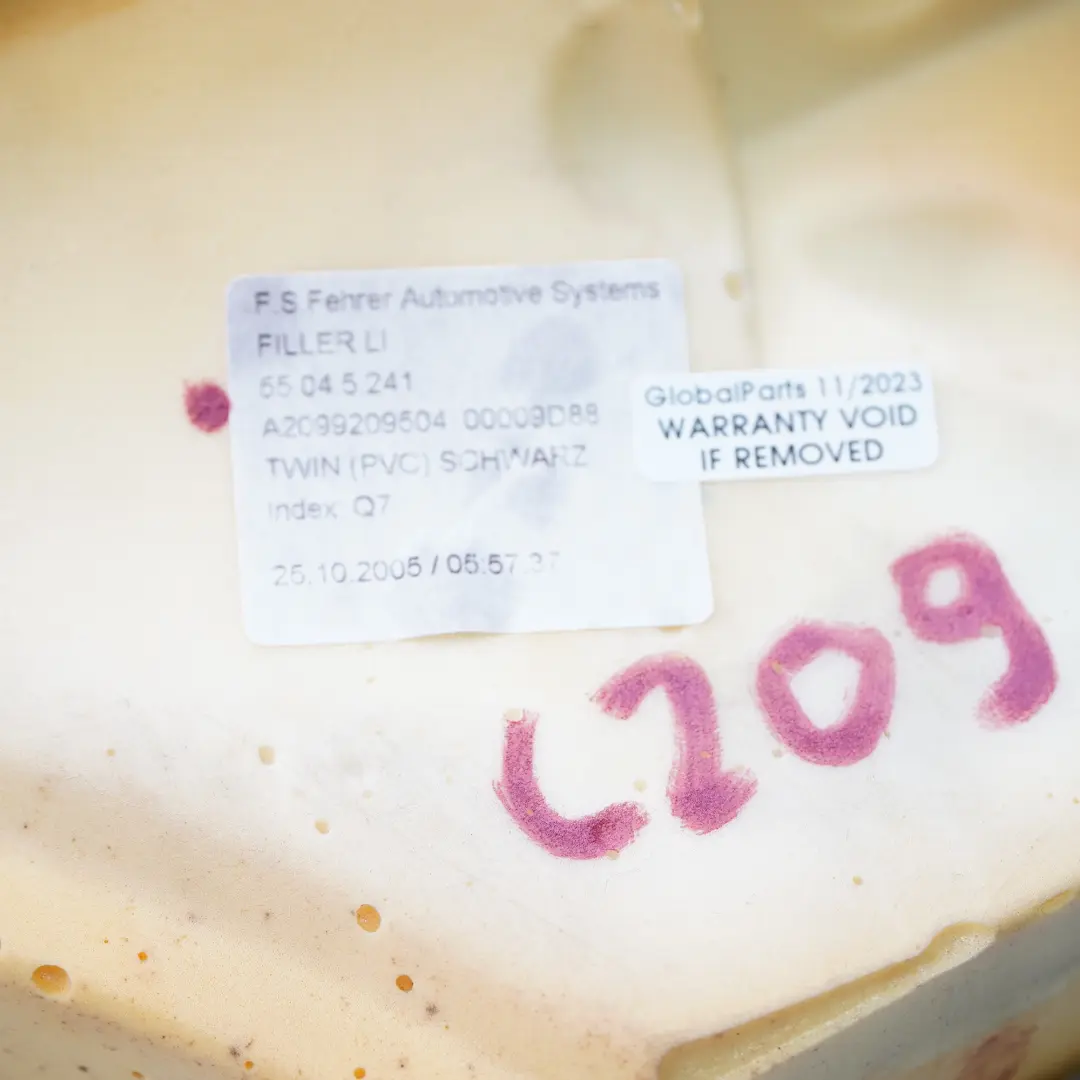 Boczek Tylnej Kanapy Lewy Skóra do Mercedes C209 o numerze A2099209504 Mercedes C209 Boczek Tylnej Kanapy Lewy Skóra - SKU A2099209504 - Numer Części A2099209504