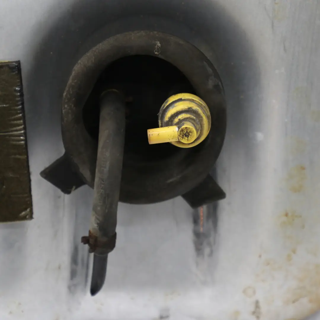 Bak Zbiornik do Mercedes W210 Kompressor o numerze A2104703901 Mercedes W210 Kompressor Bak Zbiornik - SKU A2104703901 - Numer Części A2104703901