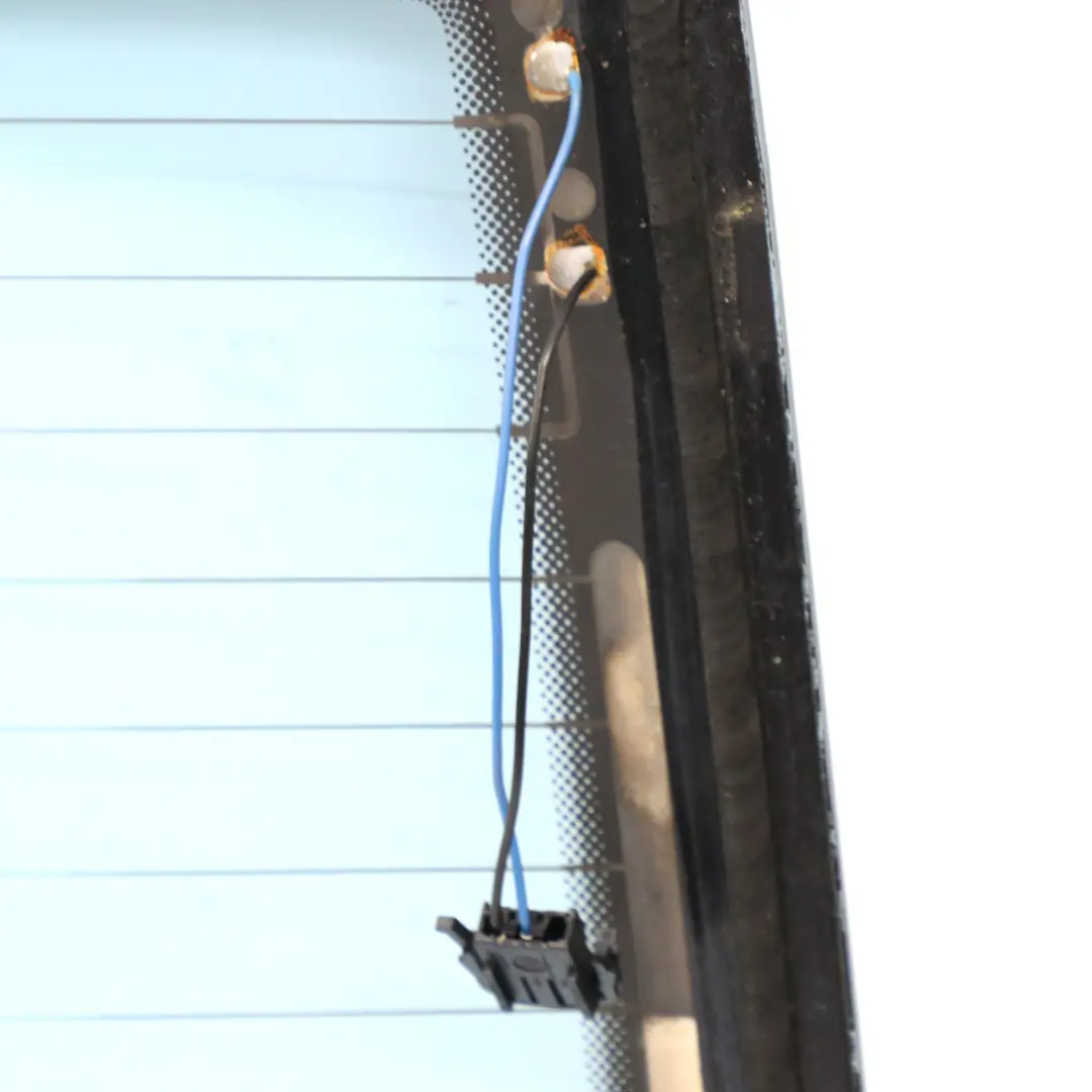 Szyba Tylna AS2 Niebieska do Mercedes W210 Sedan o numerze A2106702280 Mercedes W210 Sedan Szyba Tylna AS2 Niebieska - SKU A2106702280 - Numer Części A2106702280