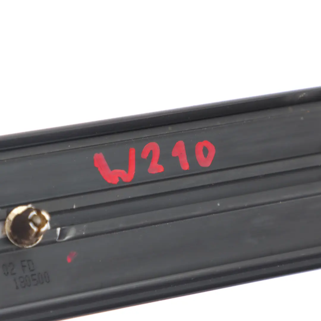 Mercedes W210 Tapa Entrada Delantera Izquierda Derecha Umbral Puerta - SKU A2106802335 - Número de pieza A2106802335