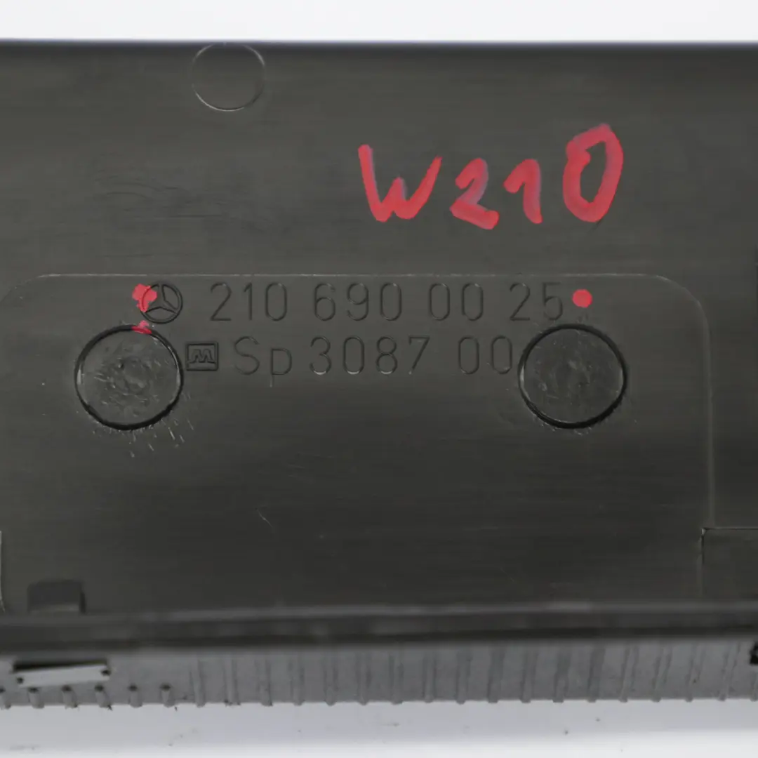 Osłona Panel Listwa Krawędzi Bagażnika do Mercedes W210 o numerze A2106900025 Mercedes W210 Osłona Panel Listwa Krawędzi Bagażnika - SKU A2106900025 - Numer Części A2106900025