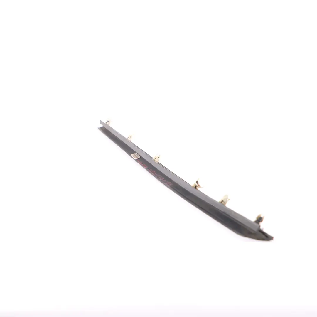 Bande d'étanchéité de porte arrière droite inférieur pour Mercedes W210 à propos du numéro de pièce A2106901082 Mercedes W210 Bande d'étanchéité de porte arrière droite inférieur - SKU A2106901082 - Numéro de pièce A2106901082