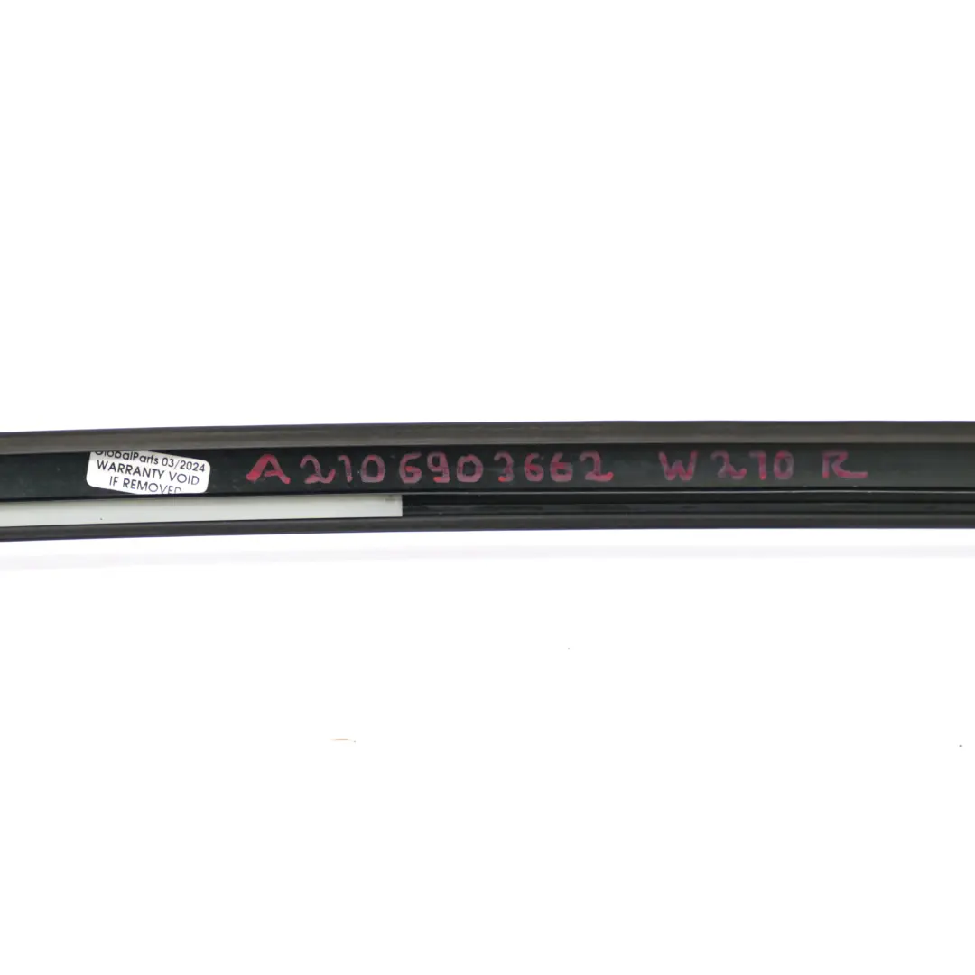 Moulure Déflecteur d'Eau Droite Rail de Toit Chromé pour Mercedes W210 à propos du numéro de pièce A2106903662 Mercedes W210 Moulure Déflecteur d'Eau Droite Rail de Toit Chromé - SKU A2106903662 - Numéro de pièce A2106903662