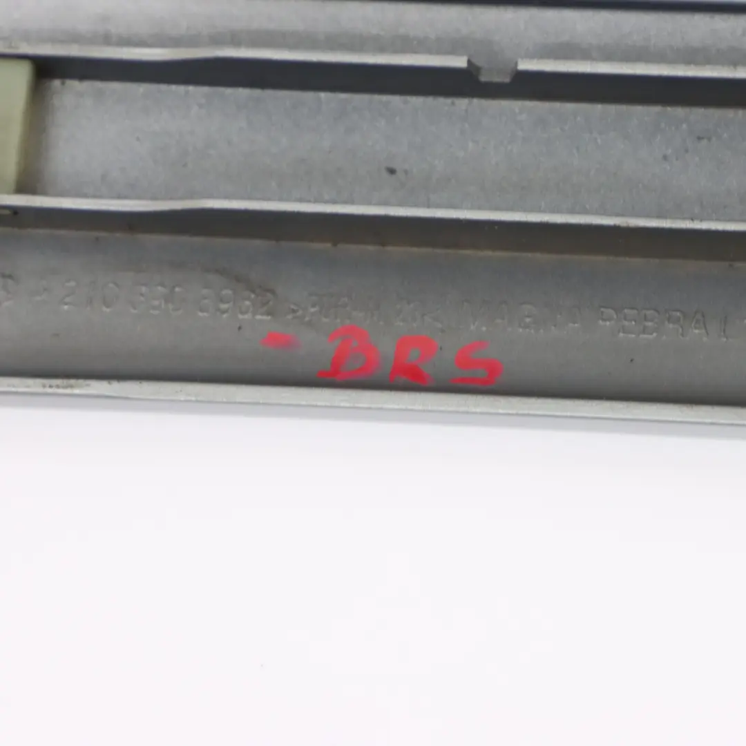 Front Left Door Trim Strip Moulding Brillantsilber Silver - 744 para Mercedes W210 con número de pieza A2106908962 Mercedes W210 Front Left Door Trim Strip Moulding Brillantsilber Silver - 744 - SKU A2106908962-BRS - Número de pieza A2106908962