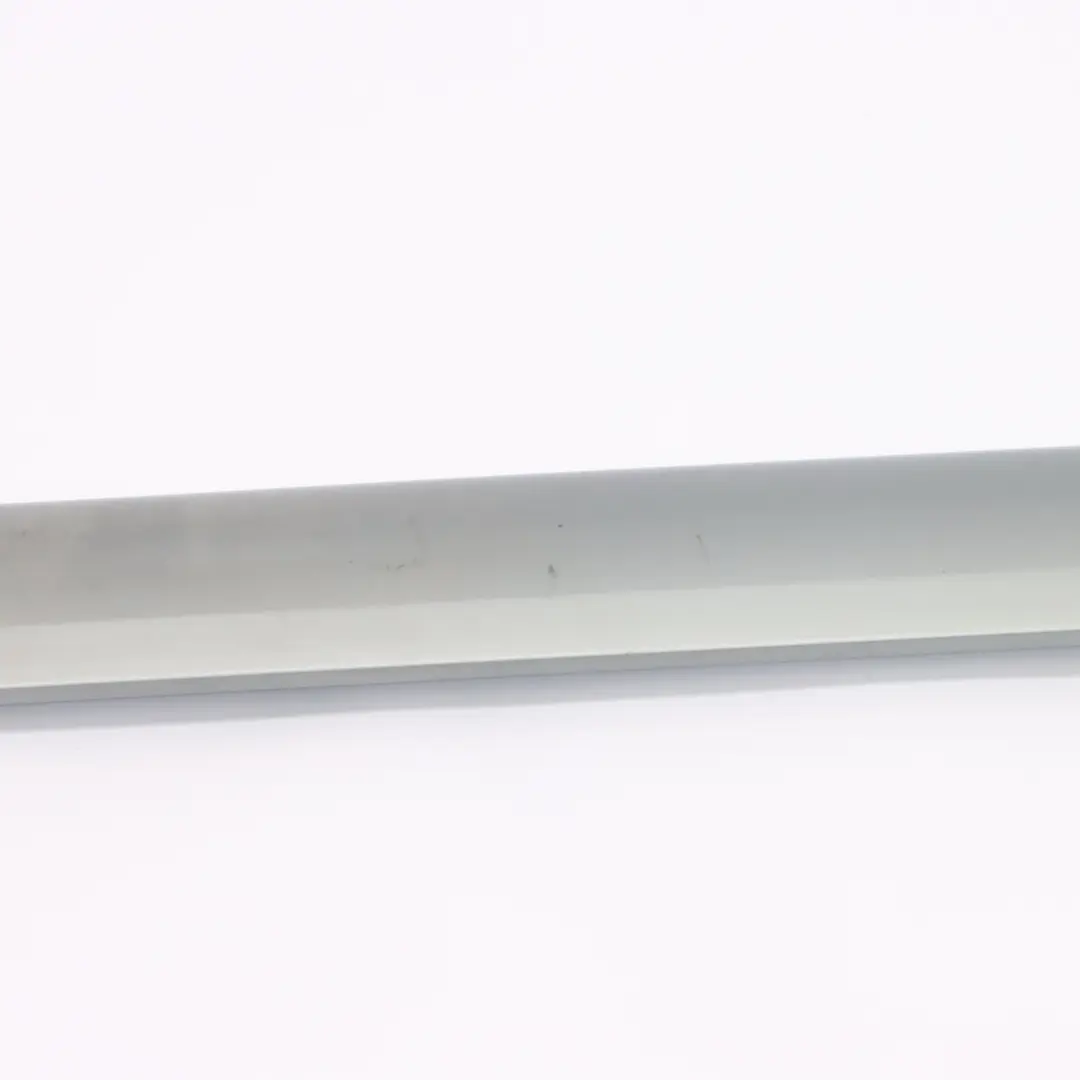 Seuil Moulure avant Gauche Argent Brillant Metallique - 744 pour Mercedes W210 à propos du numéro de pièce A2106908962 Mercedes W210 Seuil Moulure avant Gauche Argent Brillant Metallique - 744 - SKU A2106908962-BRS - Numéro de pièce A2106908962