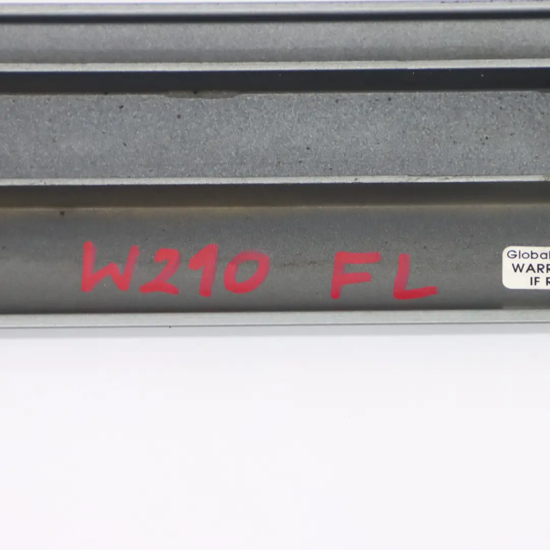Listwa Osłona Drzwi Lewy Przód Brillantsilber Srebrny - 744 do Mercedes W210 o numerze A2106908962 Mercedes W210 Listwa Osłona Drzwi Lewy Przód Brillantsilber Srebrny - 744 - SKU A2106908962-BRS - Numer Części A2106908962