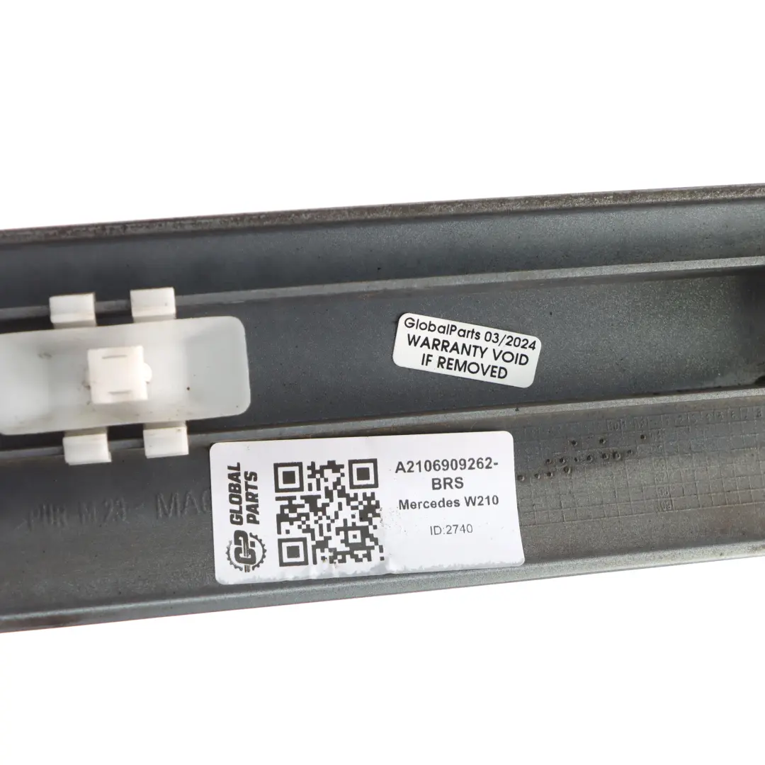 Banda Puerta Trasera Derecha Moldura Plata Brillante para Mercedes W210 con número de pieza A2106909262 Mercedes W210 Banda Puerta Trasera Derecha Moldura Plata Brillante - SKU A2106909262-BRS - Número de pieza A2106909262