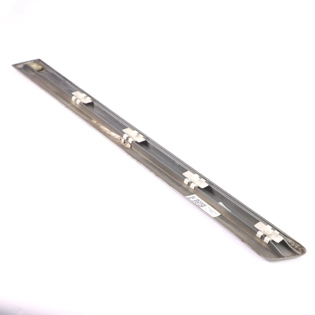 Banda Puerta Trasera Derecha Moldura Plata Brillante para Mercedes W210 con número de pieza A2106909262 Mercedes W210 Banda Puerta Trasera Derecha Moldura Plata Brillante - SKU A2106909262-BRS - Número de pieza A2106909262