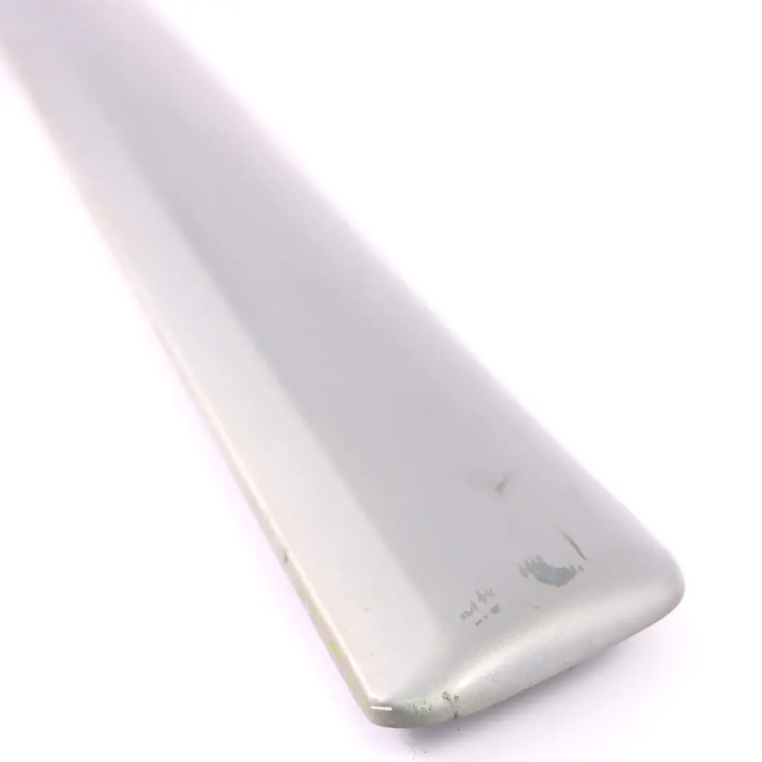 Bande de Porte Arrière Droite Moulure Argent Brillant pour Mercedes W210 à propos du numéro de pièce A2106909262 Mercedes W210 Bande de Porte Arrière Droite Moulure Argent Brillant - SKU A2106909262-BRS - Numéro de pièce A2106909262
