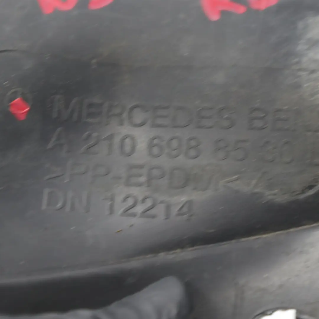 Mercedes W210 Passage de roue arrière gauche enjoliveur de passage - SKU A2106988530 - Numéro de pièce A2106988530