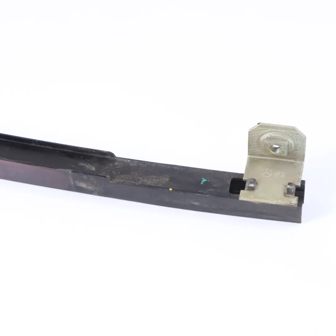 Guida del finestrino Barra telaio posteriore sinistra per Mercedes W210 con numero di parte A2107300119 Mercedes W210 Guida del finestrino Barra telaio posteriore sinistra - SKU A2107300119 - Numero di parte A2107300119