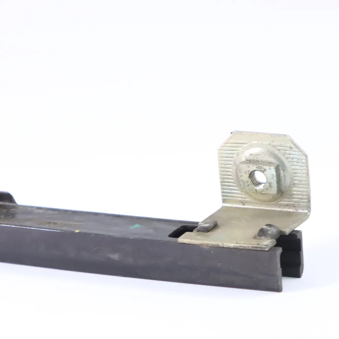 Fensterführung Rahmenschiene hinten links für Mercedes W210 mit Teilenummer A2107300119 Mercedes W210 Fensterführung Rahmenschiene hinten links - SKU A2107300119 - Teilenummer A2107300119