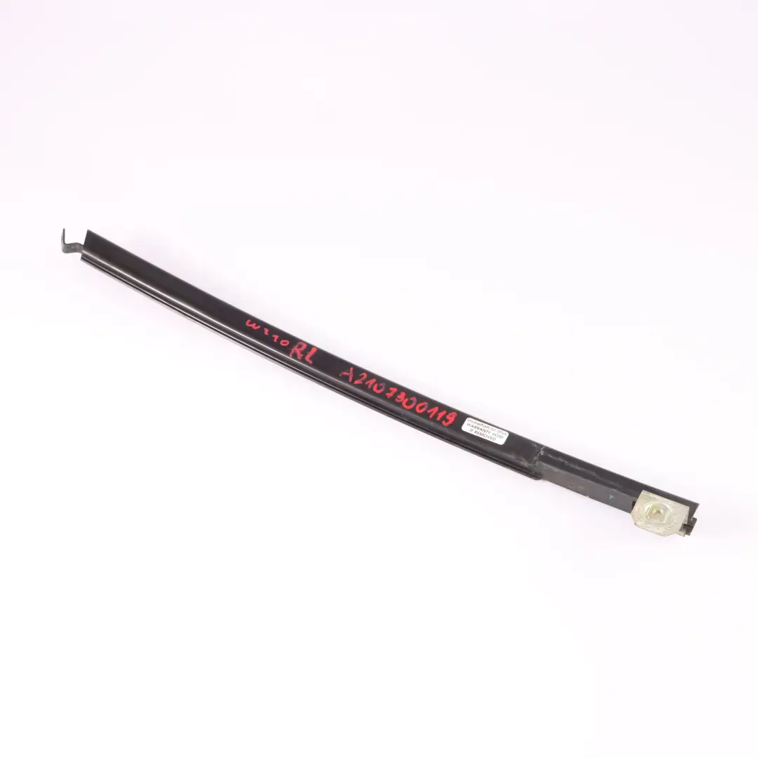 Fensterführung Rahmenschiene hinten links für Mercedes W210 mit Teilenummer A2107300119 Mercedes W210 Fensterführung Rahmenschiene hinten links - SKU A2107300119 - Teilenummer A2107300119