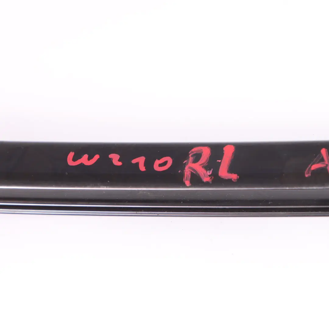 Guida del finestrino Barra telaio posteriore sinistra per Mercedes W210 con numero di parte A2107300119 Mercedes W210 Guida del finestrino Barra telaio posteriore sinistra - SKU A2107300119 - Numero di parte A2107300119
