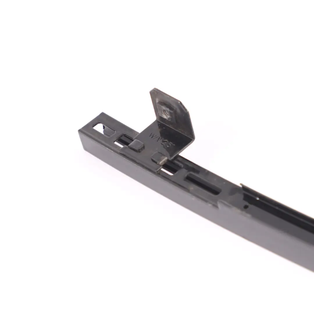 Barre de guidage de fenêtre arrière droite pour Mercedes W210 à propos du numéro de pièce A2107300219 Mercedes W210 Barre de guidage de fenêtre arrière droite - SKU A2107300219 - Numéro de pièce A2107300219