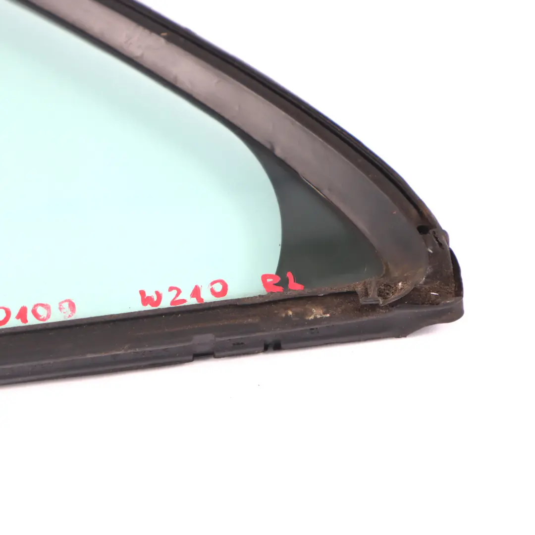 Cristal Triangular Trasero Izquierdo AS2 para Mercedes W210 con número de pieza A2107350109 Mercedes W210 Cristal Triangular Trasero Izquierdo AS2 - SKU A2107350109 - Número de pieza A2107350109