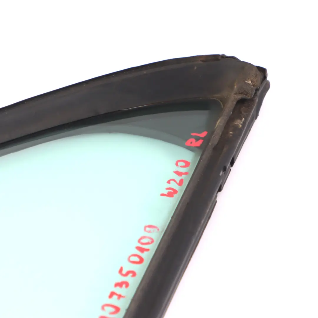 Vitre Triangulaire Arrière Gauche AS2 pour Mercedes W210 à propos du numéro de pièce A2107350109 Mercedes W210 Vitre Triangulaire Arrière Gauche AS2 - SKU A2107350109 - Numéro de pièce A2107350109