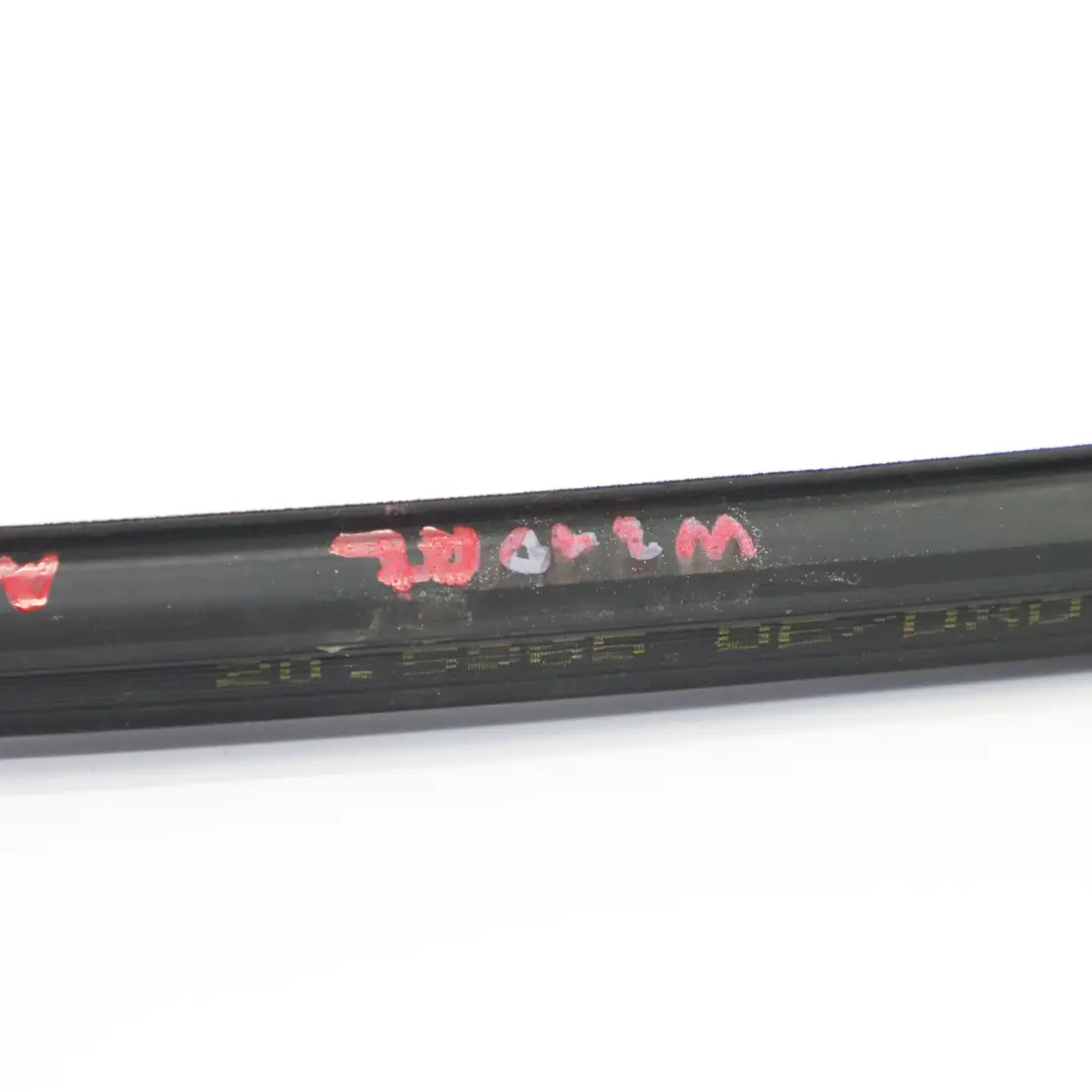 Joint d'étanchéité rail guidage vitre porte arrière pour Mercedes W210 à propos du numéro de pièce A2107350125 Mercedes W210 Joint d'étanchéité rail guidage vitre porte arrière - SKU A2107350125 - Numéro de pièce A2107350125