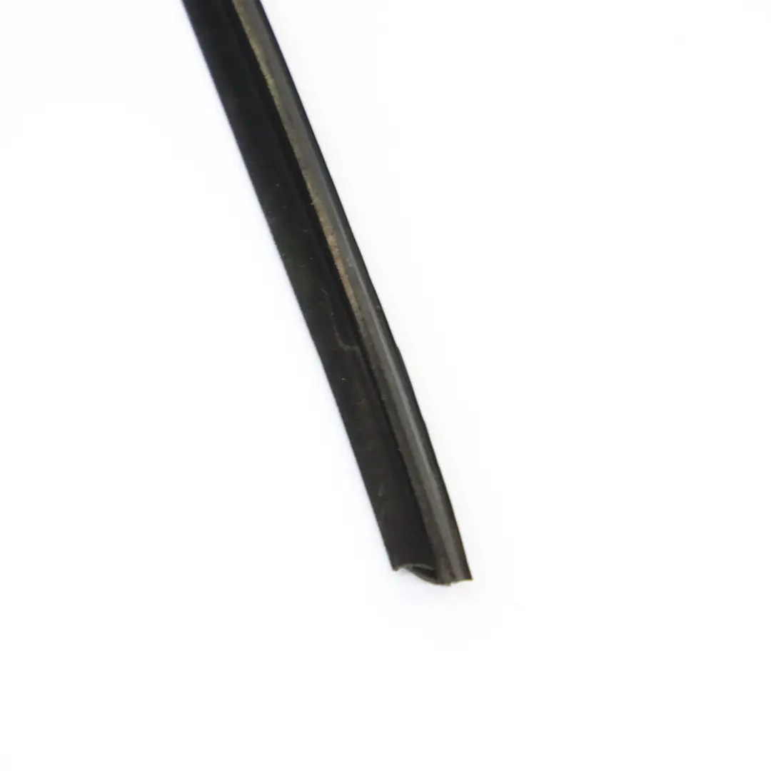 Porta posteriore sinistra Finestra Guida Guarnizione per Mercedes W210 con numero di parte A2107350125 Mercedes W210 Porta posteriore sinistra Finestra Guida Guarnizione - SKU A2107350125 - Numero di parte A2107350125