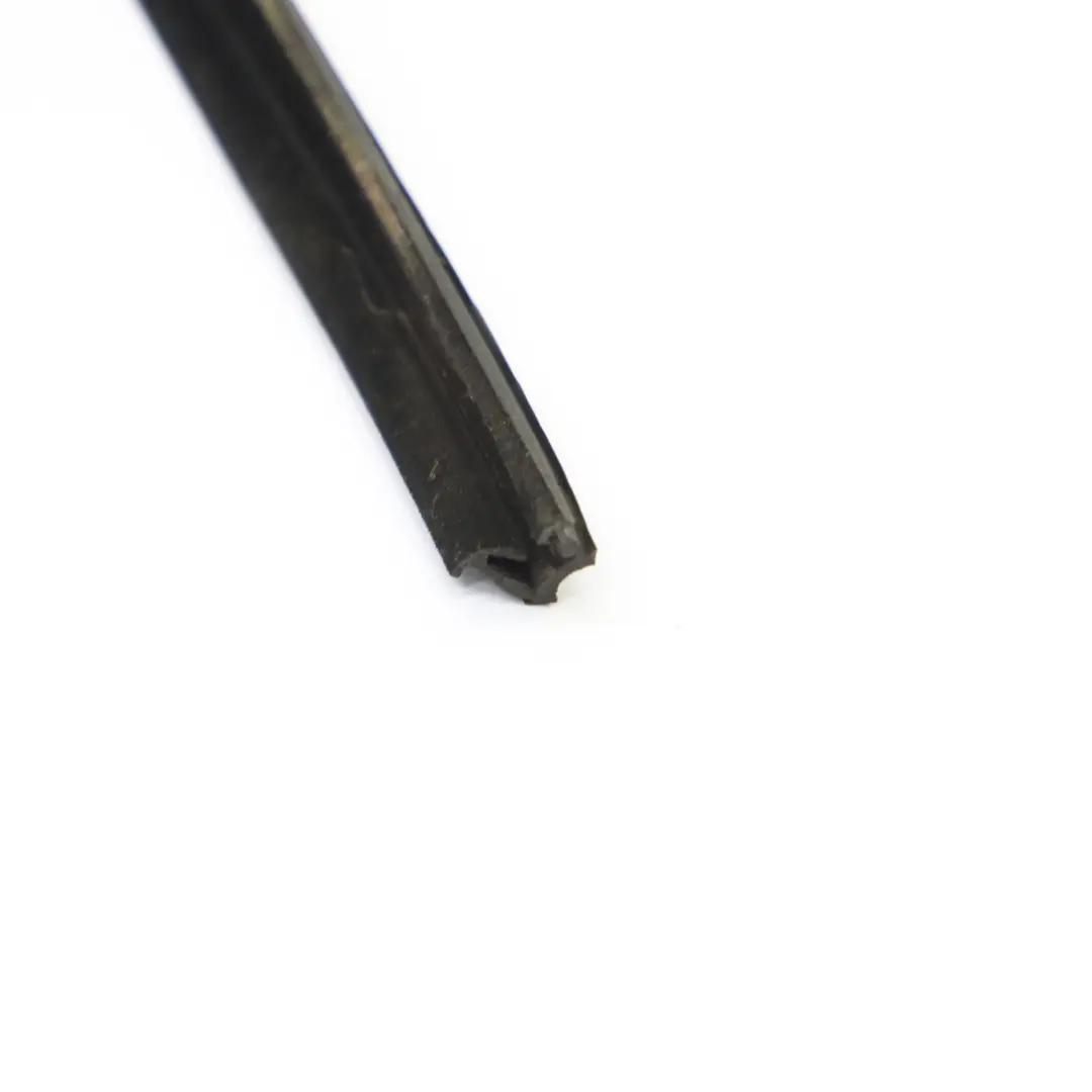 Joint d'étanchéité rail guidage vitre porte arrière pour Mercedes W210 à propos du numéro de pièce A2107350125 Mercedes W210 Joint d'étanchéité rail guidage vitre porte arrière - SKU A2107350125 - Numéro de pièce A2107350125