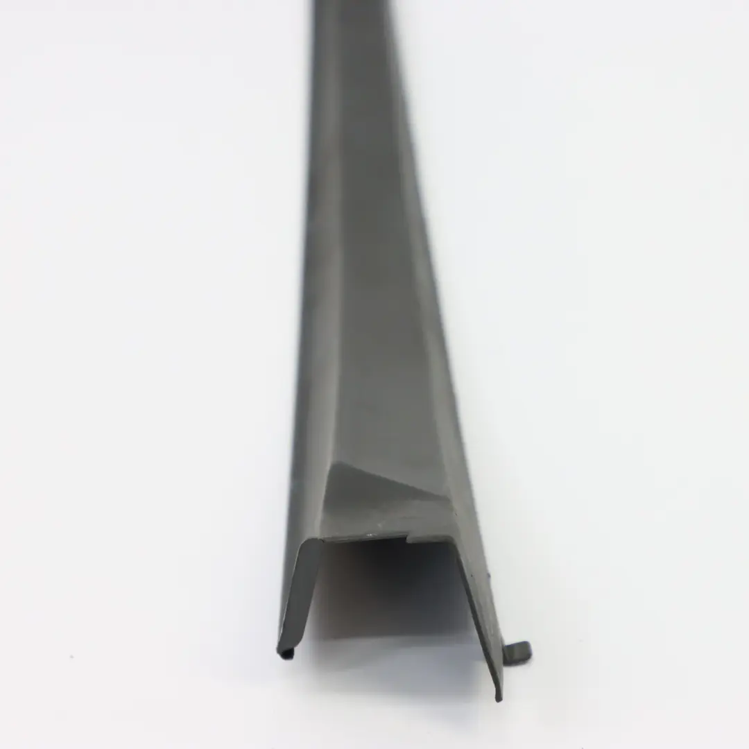 Türfensterrahmen hinten links Abdeckleiste für Mercedes W210 mit Teilenummer A2107350171 Mercedes W210 Türfensterrahmen hinten links Abdeckleiste - SKU A2107350171 - Teilenummer A2107350171