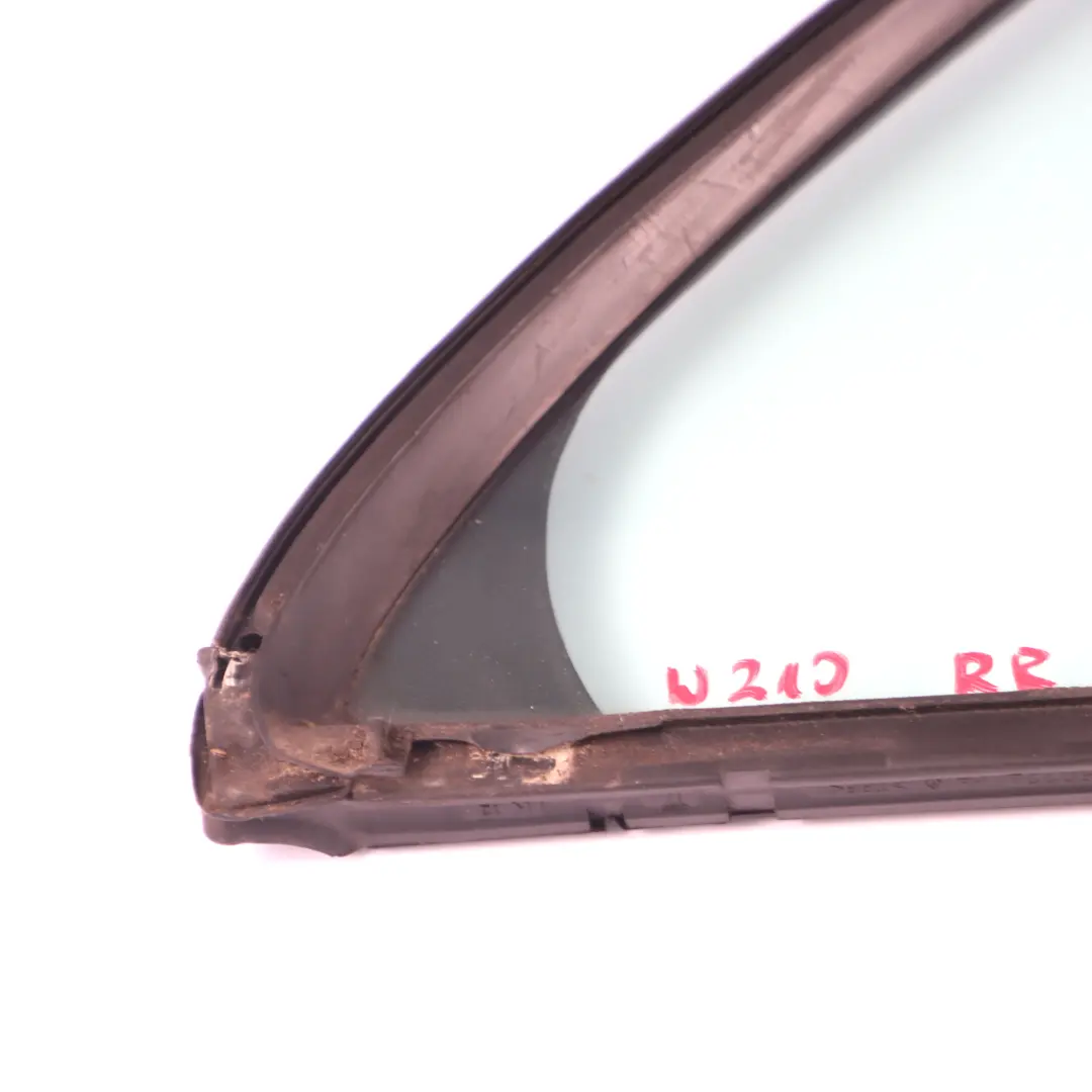 Vitre Triangulaire Arrière Droite AS2 pour Mercedes W210 à propos du numéro de pièce A2107350209 Mercedes W210 Vitre Triangulaire Arrière Droite AS2 - SKU A2107350209 - Numéro de pièce A2107350209