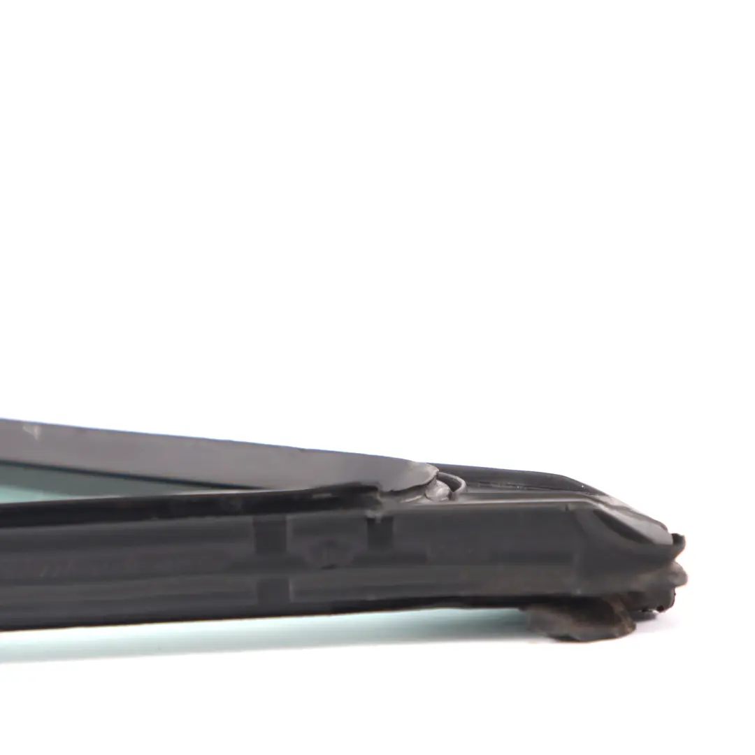 Vitre Triangulaire Arrière Droite AS2 pour Mercedes W210 à propos du numéro de pièce A2107350209 Mercedes W210 Vitre Triangulaire Arrière Droite AS2 - SKU A2107350209 - Numéro de pièce A2107350209