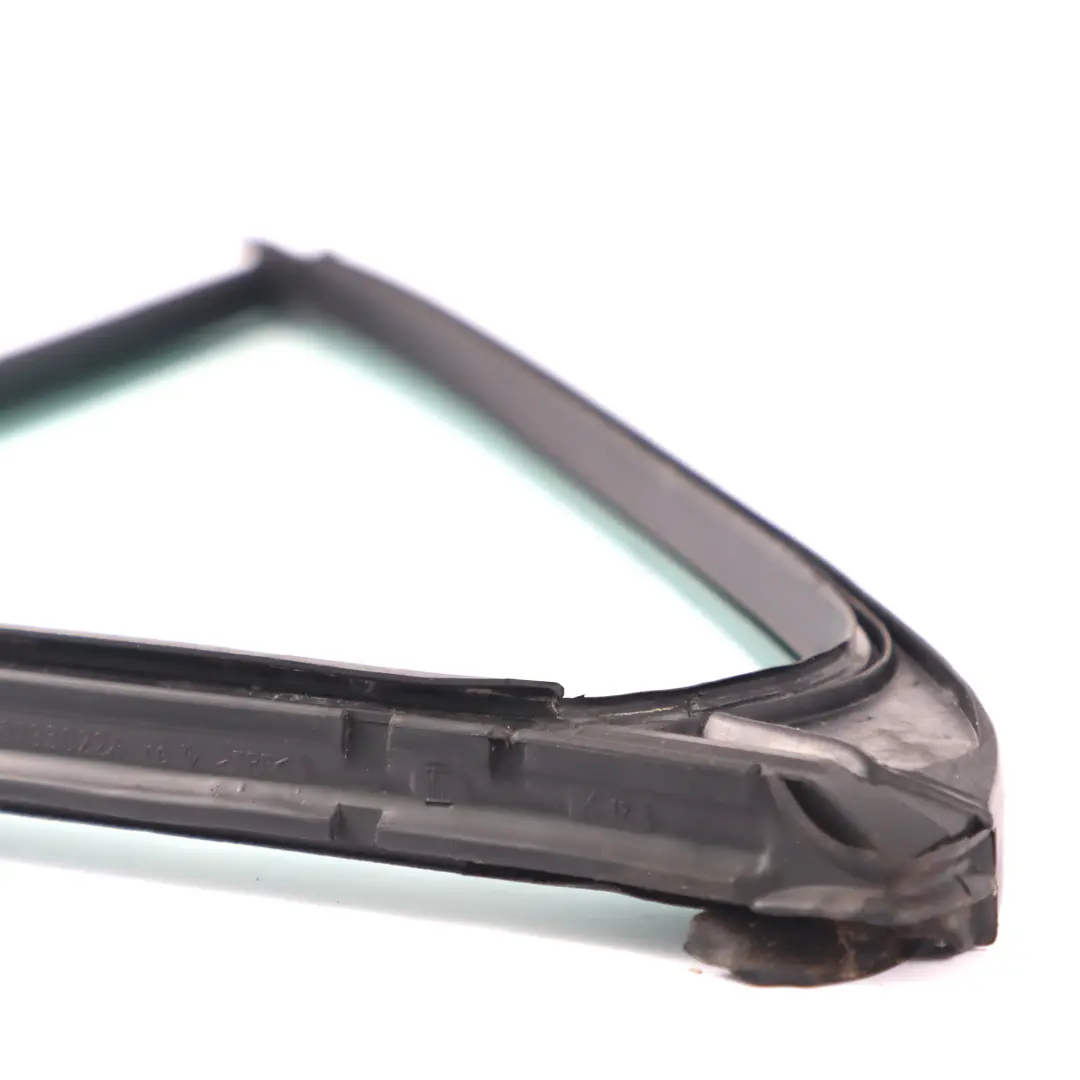 Vitre Triangulaire Arrière Droite AS2 pour Mercedes W210 à propos du numéro de pièce A2107350209 Mercedes W210 Vitre Triangulaire Arrière Droite AS2 - SKU A2107350209 - Numéro de pièce A2107350209