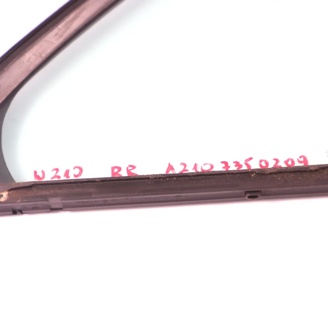 Hinten rechts Dreieckige Fensterscheibe AS2 für Mercedes W210 mit Teilenummer A2107350209 Mercedes W210 Hinten rechts Dreieckige Fensterscheibe AS2 - SKU A2107350209 - Teilenummer A2107350209
