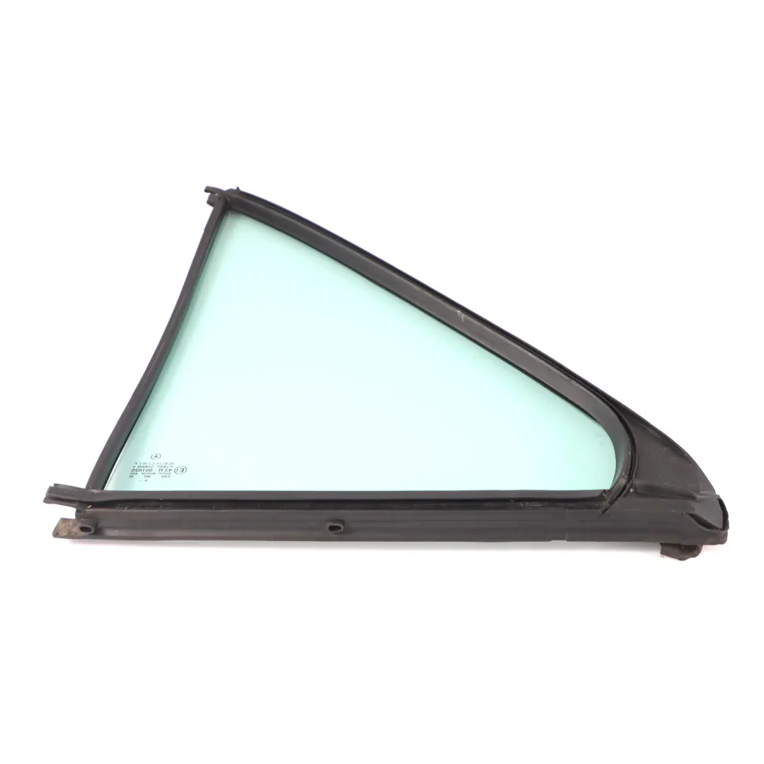 Vitre Triangulaire Arrière Droite AS2 pour Mercedes W210 à propos du numéro de pièce A2107350209 Mercedes W210 Vitre Triangulaire Arrière Droite AS2 - SKU A2107350209 - Numéro de pièce A2107350209