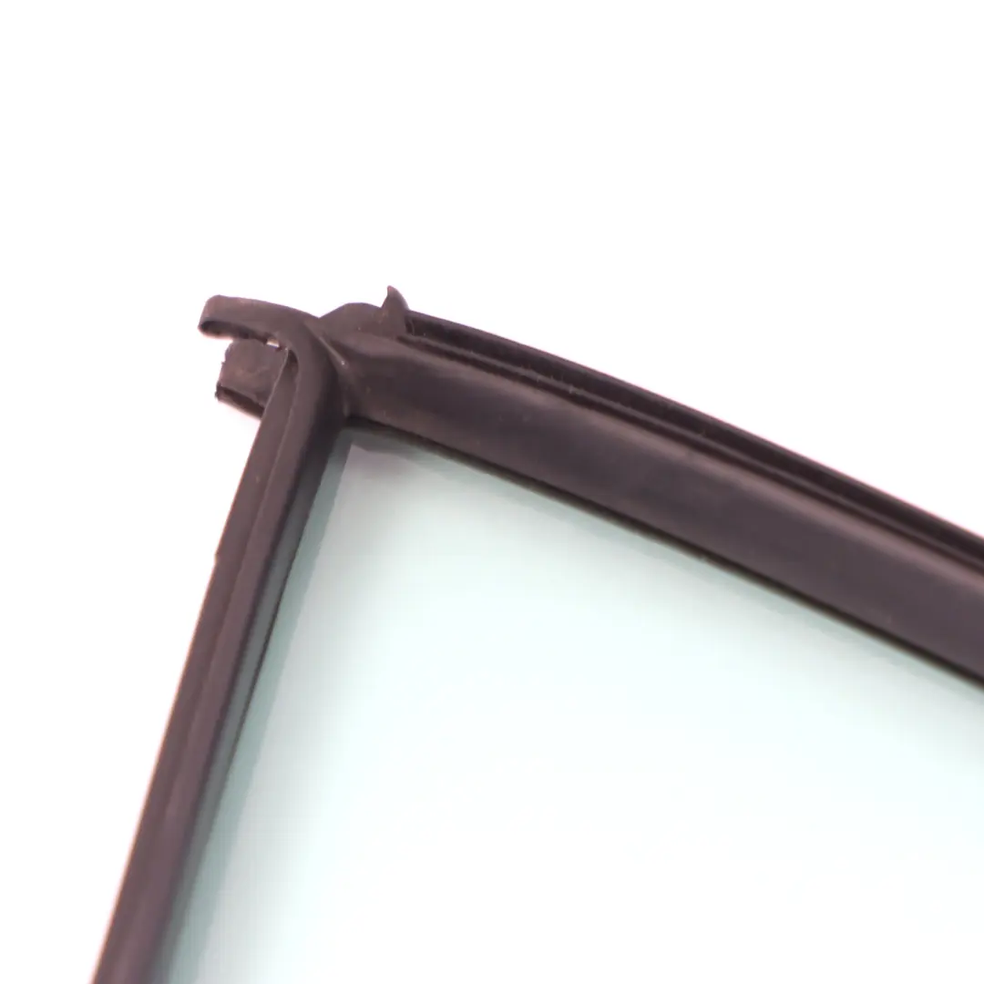 Vitre Triangulaire Arrière Droite AS2 pour Mercedes W210 à propos du numéro de pièce A2107350209 Mercedes W210 Vitre Triangulaire Arrière Droite AS2 - SKU A2107350209 - Numéro de pièce A2107350209