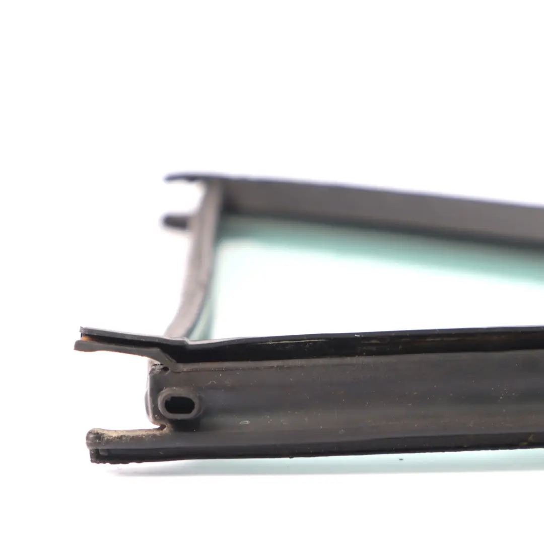 Vitre Triangulaire Arrière Droite AS2 pour Mercedes W210 à propos du numéro de pièce A2107350209 Mercedes W210 Vitre Triangulaire Arrière Droite AS2 - SKU A2107350209 - Numéro de pièce A2107350209