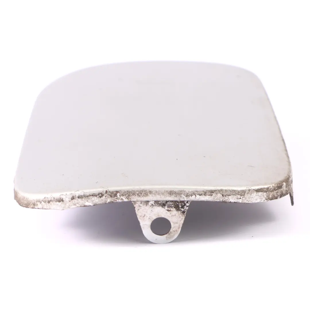 Osłona Klapka Wlewu Paliwa Srebrna do Mercedes W210 o numerze A2107500106 Mercedes W210 Osłona Klapka Wlewu Paliwa Srebrna - SKU A2107500106-BRS - Numer Części A2107500106