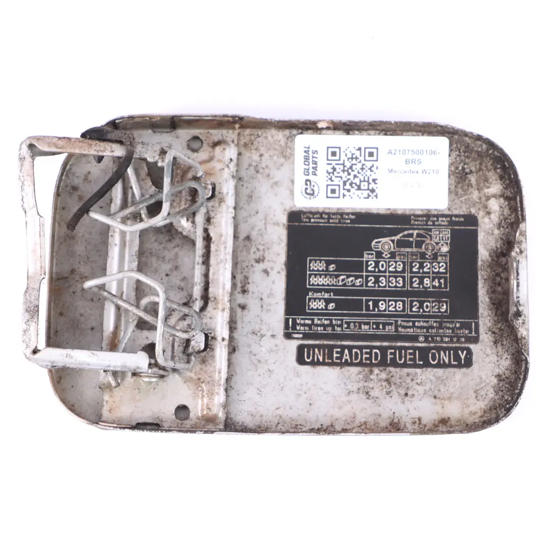 Kraftstoffeinfüllstutzen abdeckung Brillant Silber für Mercedes W210 mit Teilenummer A2107500106 Mercedes W210 Kraftstoffeinfüllstutzen abdeckung Brillant Silber - SKU A2107500106-BRS - Teilenummer A2107500106