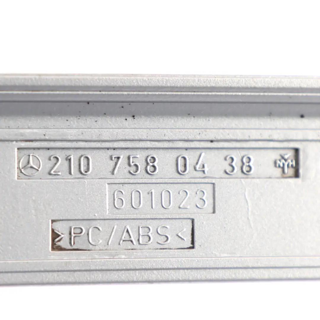 Mercedes W210 Kofferraumdeckel Hecklappenöffner Abdeckung Zierleiste A2107580438 - SKU A2107500393 - Teilenummer A2107500393