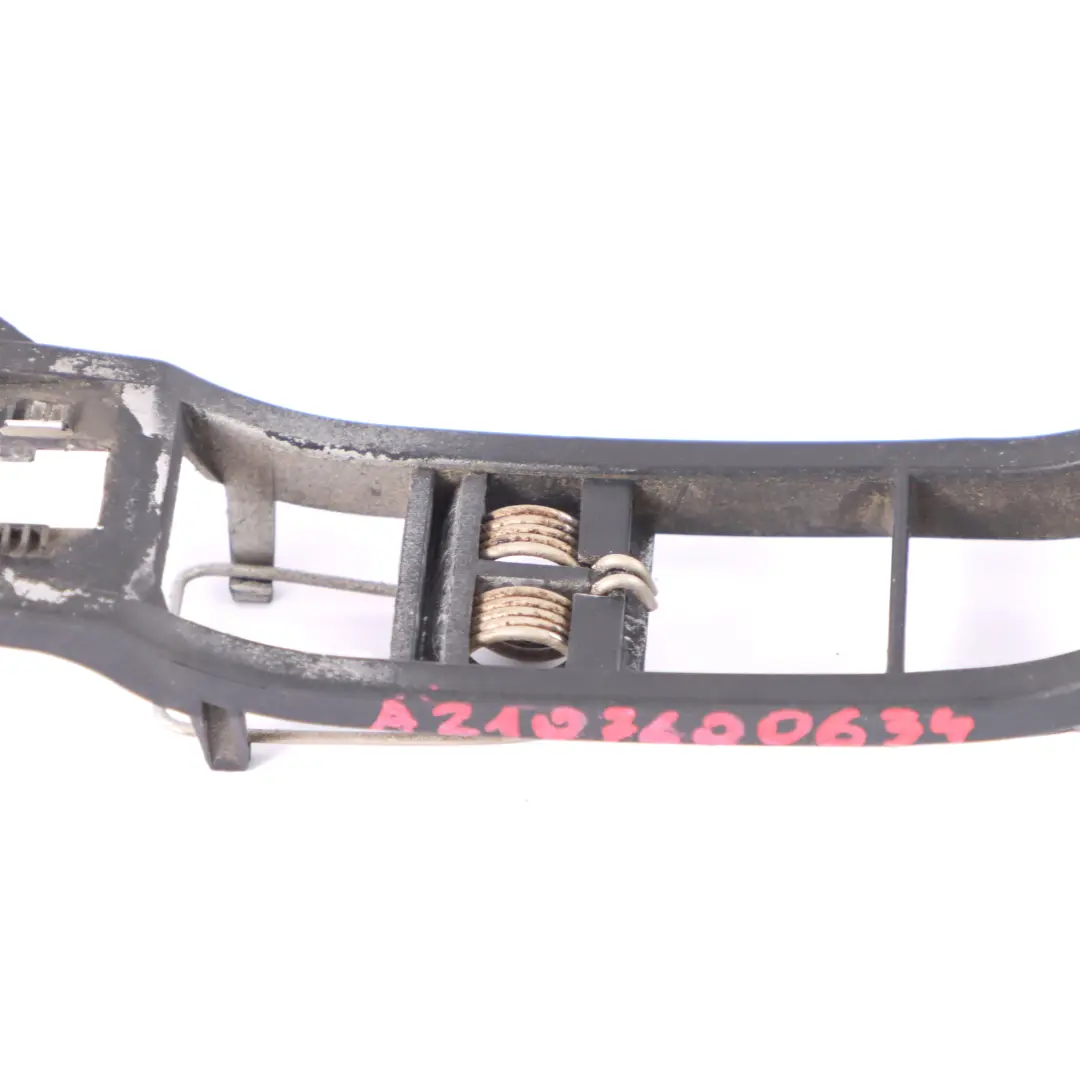  Base maniglia porta Mercedes W210 anteriore sinistra destra staffa - SKU A2107600634 - Numero di parte A2107600634