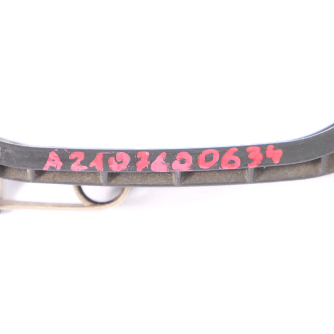  Base maniglia porta Mercedes W210 anteriore sinistra destra staffa - SKU A2107600634 - Numero di parte A2107600634
