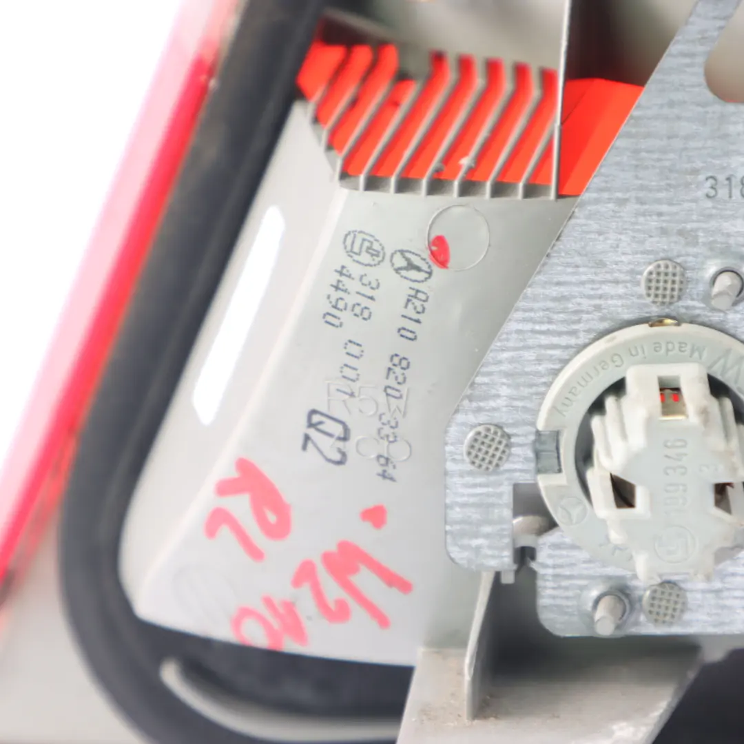 Feu arrière gauche Lamp Panneau latéral pour Mercedes W210 Saloon à propos du numéro de pièce A2108203364 Mercedes W210 Saloon Feu arrière gauche Lamp Panneau latéral - SKU A2108203364 - Numéro de pièce A2108203364