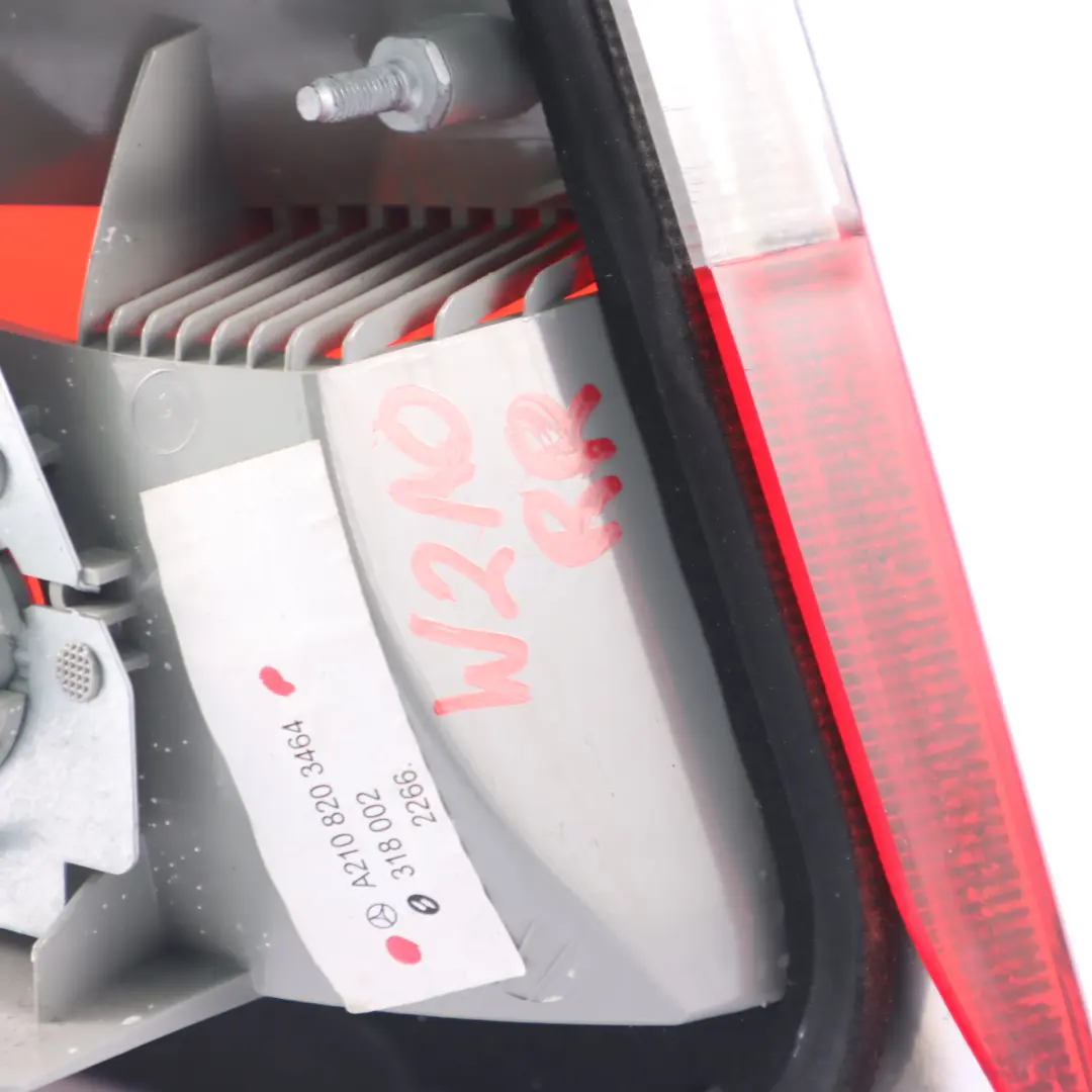 Fanale posteriore destro laterale per Mercedes W210 Berlina con numero di parte A2108203464 Mercedes W210 Berlina Fanale posteriore destro laterale - SKU A2108203464 - Numero di parte A2108203464