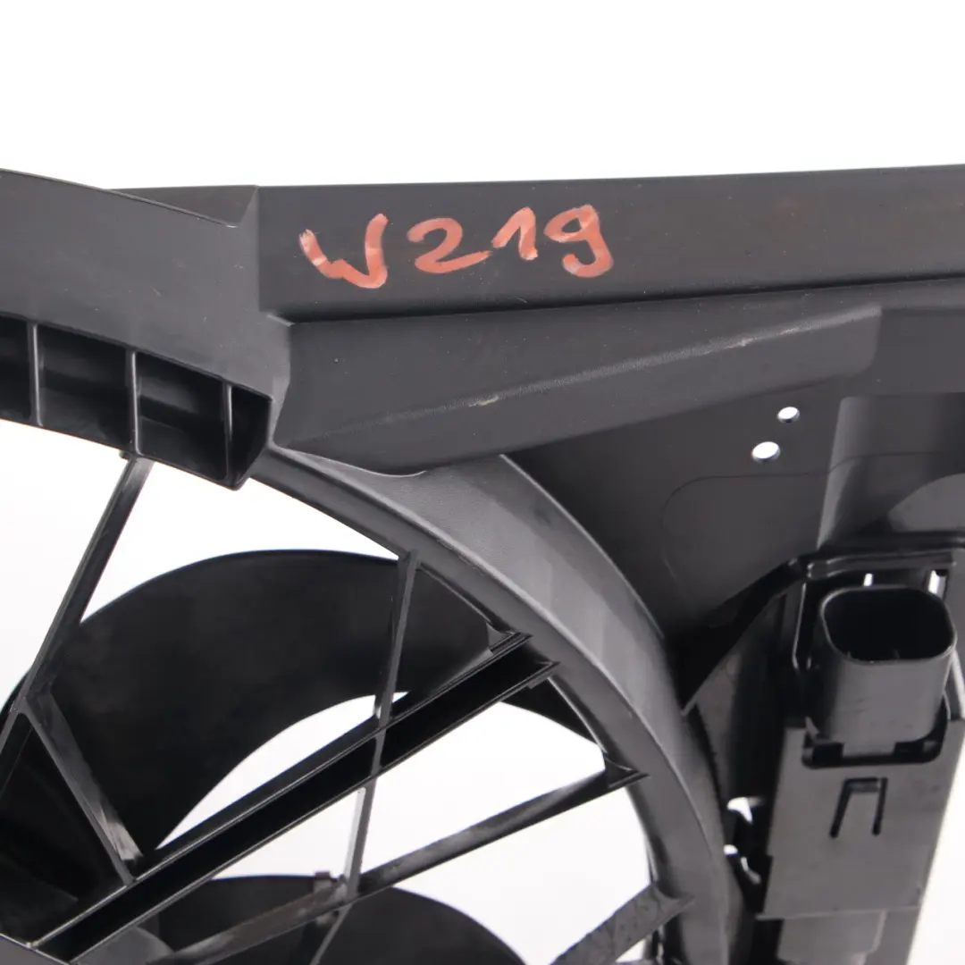 Ventilador del radiador Mercedes W211 S211 W219 Motor Cooling Shroud para con número de pieza A2115001693 Ventilador del radiador Mercedes W211 S211 W219 Motor Cooling Shroud - SKU A2115001693 - Número de pieza A2115001693