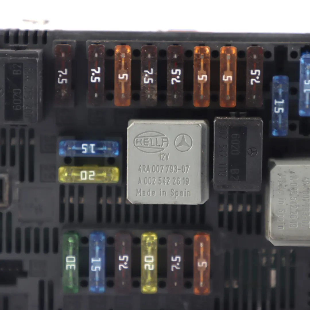 Skrzynka Bezpieczników Przekażników Moduł SAM do Mercedes C219 o numerze A2115457801 Mercedes C219 Skrzynka Bezpieczników Przekażników Moduł SAM - SKU A2115457301 - Numer Części A2115457801