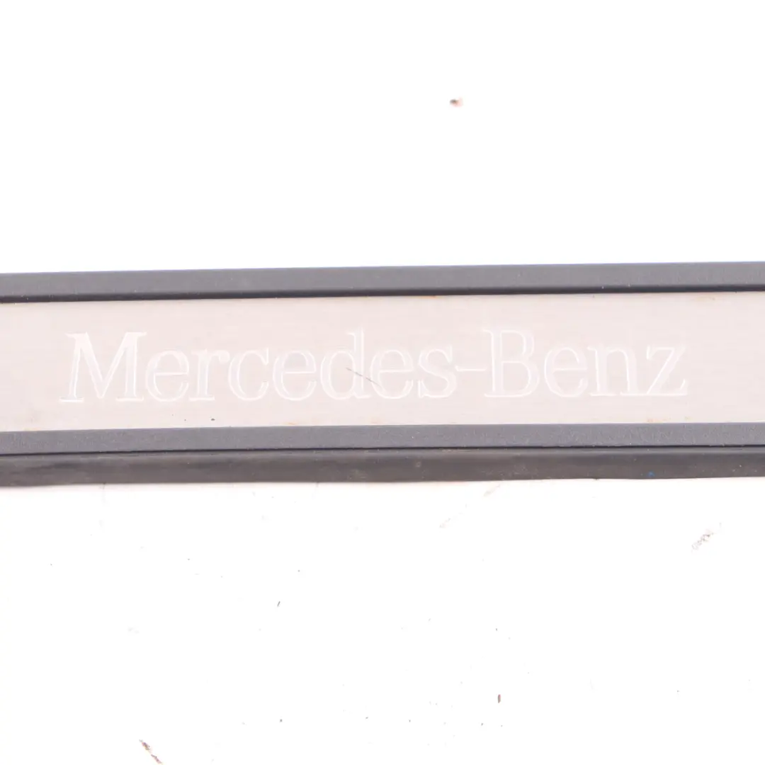 Tapa Entrada Delantera Derecha Estribo Puerta Placa A2116801435 para Mercedes W211 con número de pieza A2116805635 Mercedes W211 Tapa Entrada Delantera Derecha Estribo Puerta Placa A2116801435 - SKU A2116805635 - Número de pieza A2116805635