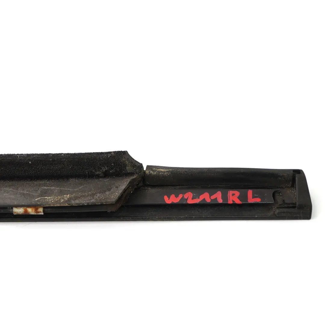 Mercedes W211 Saloon Bande d'étanchéité porte arrière gauche Window Strip Trim - SKU A2116900580 - Numéro de pièce A2116900580