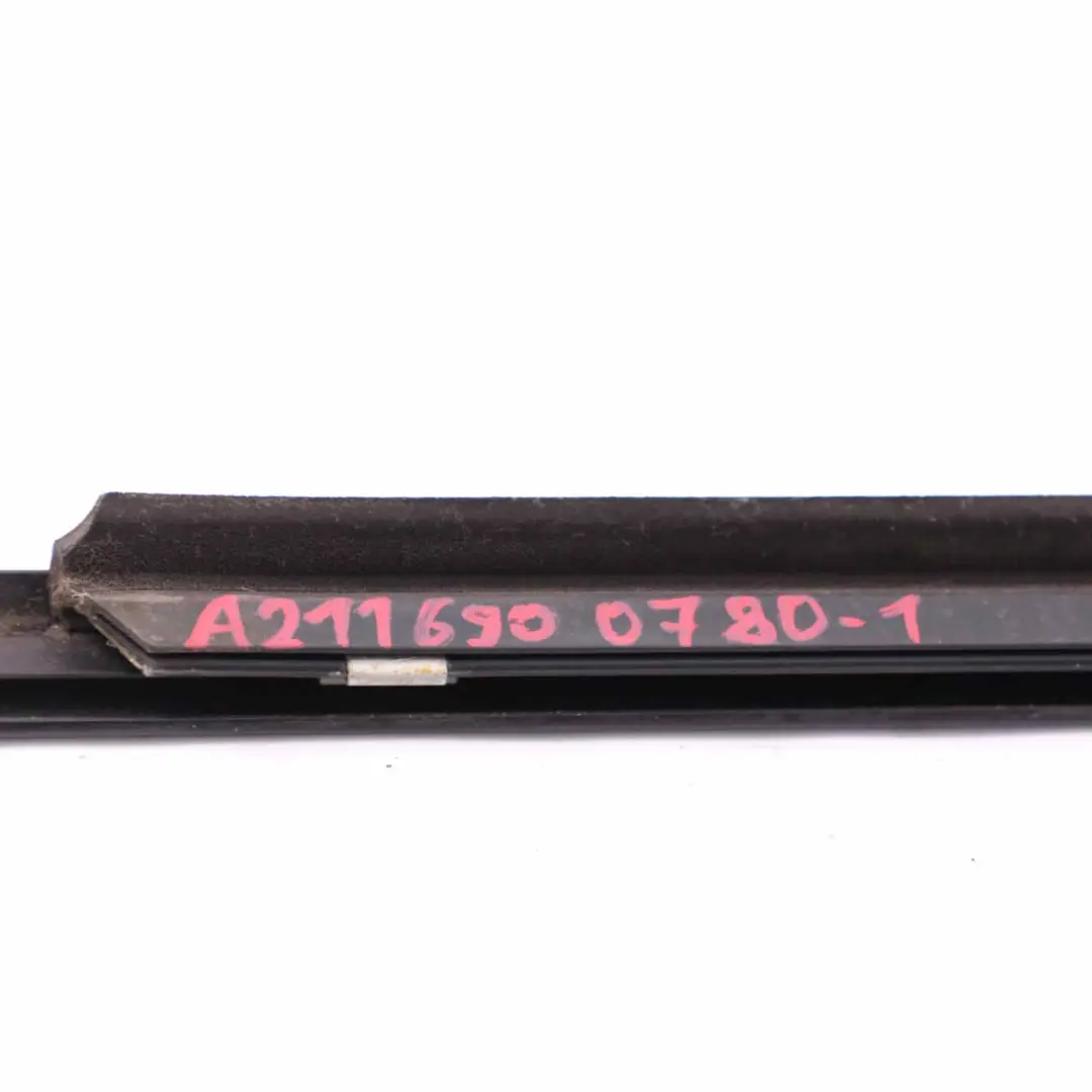 Burlete de Puerta Trasera Izquierda Tira Cromado para Mercedes S211 con número de pieza A2116900780 Mercedes S211 Burlete de Puerta Trasera Izquierda Tira Cromado - SKU A2116900780-1 - Número de pieza A2116900780