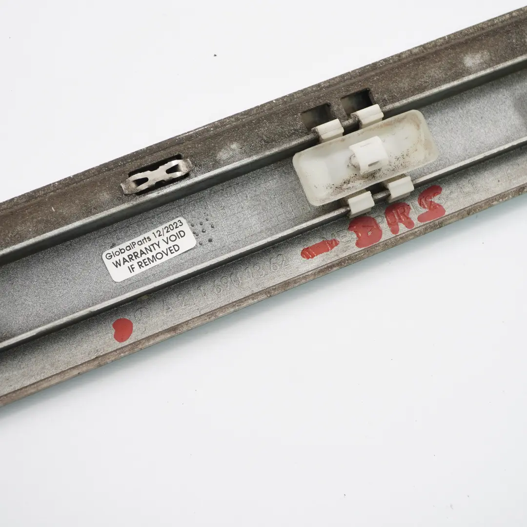 Türleiste hinten links Zierleiste Brillantsilber Metallic - 744 für Mercedes W211 mit Teilenummer A2116901362 Mercedes W211 Türleiste hinten links Zierleiste Brillantsilber Metallic - 744 - SKU A2116901362-BRS - Teilenummer A2116901362