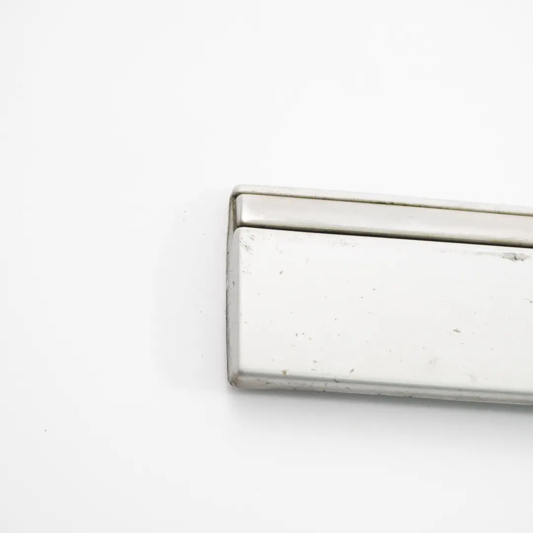 Mercedes W211 Bande de Porte Arrière Gauche Garniture Brilliant Silver - 744 - SKU A2116901362-BRS - Numéro de pièce A2116901362