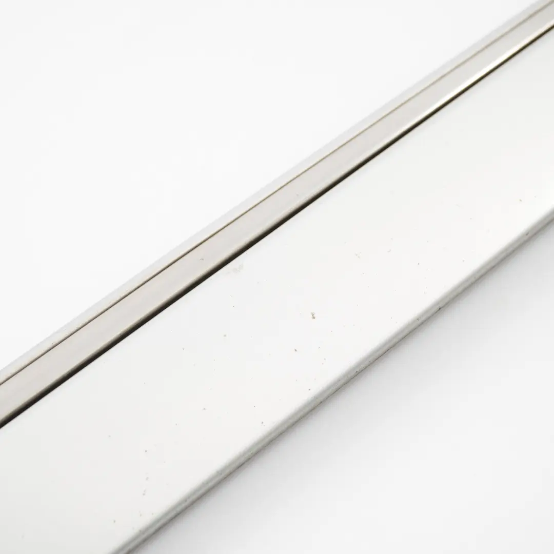 Mercedes W211 Bande de Porte Arrière Gauche Garniture Brilliant Silver - 744 - SKU A2116901362-BRS - Numéro de pièce A2116901362